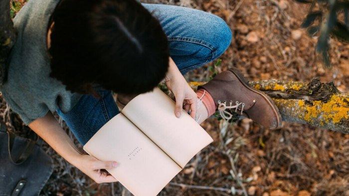 PANTUN BANYUWANGI - Potret wanita membaca buku dari Freepik.com, Minggu (27/4/2025). Lihat kumpulan Banyuwangi berikut ini, karya sastra penambah wawasan, bagikan di media sosial.