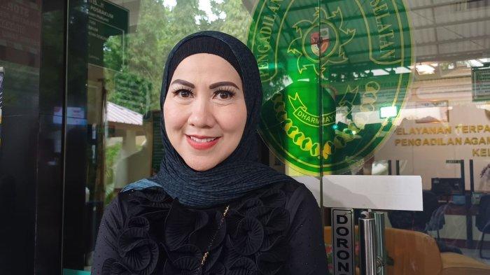 VENNA MELINDA - Venna Melinda di Pengadilan Agama Jakarta Selatan, Jumat (6/12/2024). Mantan istri Ivan Fadillah keceplosan sebut Fuji calon mantu, Verrel Bramasta minta netizen doakan yang terbaik.