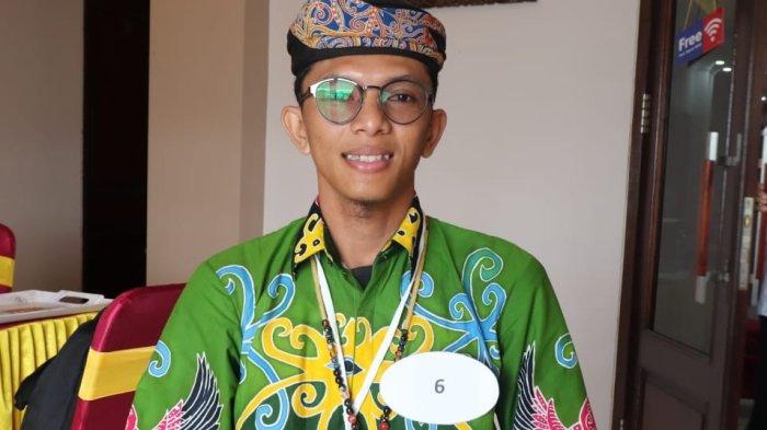 Vickyko Romana Putra, saat menunggu giliran dalam tes wawancara Duta Baca Kaltara 2024, Rabu (19/6) (TribunKaltara.com / Desi Kartika)