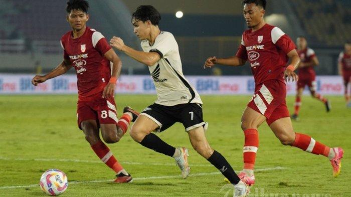 DIPANGGIL TIMNAS - Pesepak PSM Makassar, Victor Dethan (tengah) menggiring bola dan diadang pesepak bola Persis Solo, Arkhan Kaka (kiri) serta Rizky Dwi (kanan) dalam pertandingan Liga 1 di Stadion Manahan, Solo, Senin (13/1/2025) malam. Victor Dethan dipanggil ikut pemusatan latihan Timnas Indonesia U23 jelang Piala AFF U23.
