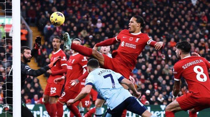 Virgil van Dijk menghalau bola masuk ke gawang Liverpool, sang Kapten bawa The Reds raih Cleansheet saat lawan Brentford