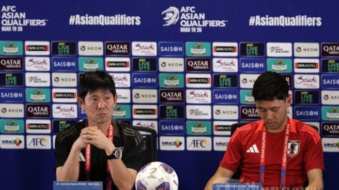 SESUMBAR LIBAS INDONESIA - Pelatih Timnas Jepang Hajime Moriyasu (kiri) bersama Pemain Timnas Jepang Wataru Endo (kanan) memberikan keterangan saat konferensi pers jelang pertandingan Timnas Indonesia melawan Timnas Jepang dalam babak kualifikasi Piala Dunia 2026 Zona Asia di Stadion Utama Gelora Bung Karno, Senayan, Jakarta, Kamis (14/11/2024).  TRIBUNNEWS/IRWAN RISMAWAN