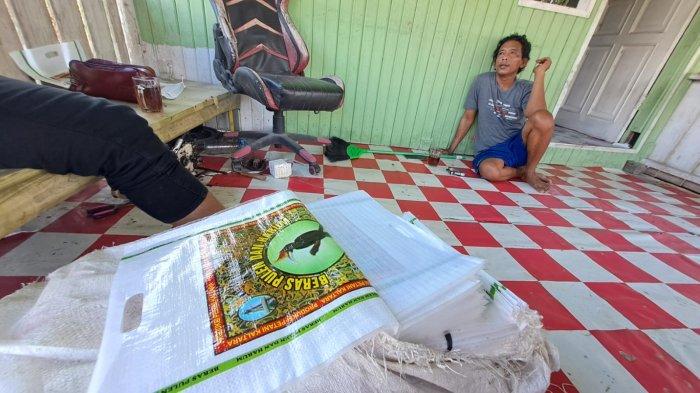 Wahid, dengan tumpukan karung beras yang tak lagi dipergunakan.