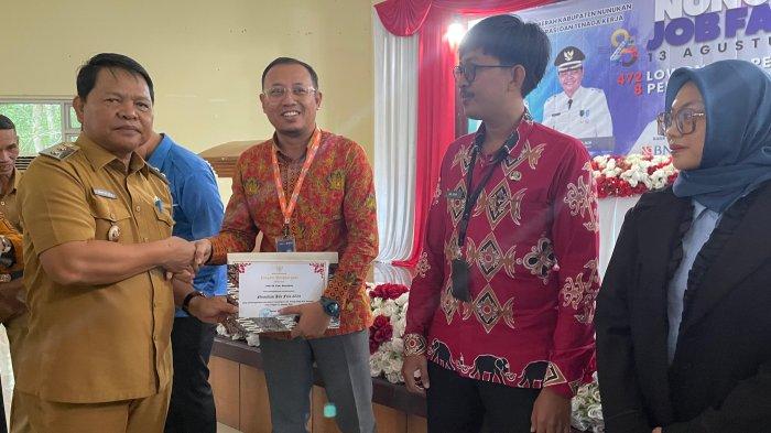 Wakil Bupati Nunukan, Hanafiah saat berbicara dengan para pencari kerja di depan Aula Pertemuan Gadis I, Jalan Ujang Dewa, Kecamatan Nunukan Selatan, Selasa (13/08/2024), pagi.