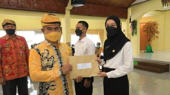 Wali Kota Tarakan, dr. Khairul, M.Kes saat memberikan SK kepada salah seorang peserta CPNS yang lolos tahun ini beberapa waktu lalu. HO/HUMAS PEMKOT TARAKAN