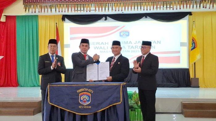SERAH TERIMA - Wali Kota Tarakan, dr Khairul didampingi Wakil Wali Kota Tarakan, Ibnu Saud Is bersama Pj Wali Kota Tarakan dan Ketua DPRD Tarakan, Muhammad Yunus saat penandatanganan berita acara serah terima jabatan, Minggu (2/3/2025). TRIBUNKALTARA.COM/ANDI PAUSIAH