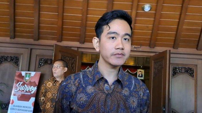 PERINTAH GIBRAN - Wakil Presiden Gibran Rakabuming Raka di DPRD Kota Solo, Senin (6/5/2024). Gegara mengetahui progres penyaluran Bantuan Subsidi Upah atau BSU BPJS Ketenagakerjaan belum 100 persen, Wapres Gibran Rakabuming Raka langsung beri perintah.