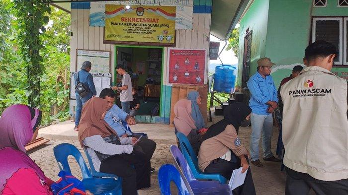 Warga Desa Sei Limau, Kecamatan Sebatik Tengah, Kabupaten Nunukan datang secara sukarela ikuti proses Coklit, Minggu (30/06/2024), siang.
(HO/ Rahman).