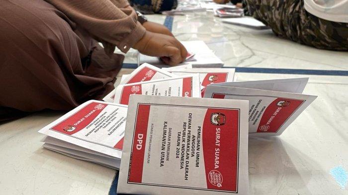 Warga Nunukan melipat surat suara Pemilu 2024 di dalam Aula Kantor Pelayanan Perbendaharaan Negara (KPPN), Jalan Ujang Dewa, Kecamatan Nunukan Selatan, Sabtu (06/01/2024), siang.