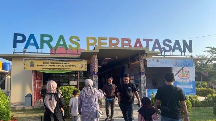 Warga Nunukan mengunjungi Paras Perbatasan pada sore hari, belum lama ini.
TRIBUNKALTARA.COM/ Febrianus Felis.