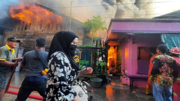 KEBAKARAN PEMUKIMAN - Warga berusaha minta pertolongan pemadam dan berusaha mengevakuasi barang yang bisa diselamatkan saat kebakaran melanda pemukiman padat pemduduk jalan Dr Sutomo Blok B, RT 34 bisa diakses melalui Gang 8, maupun jalan S Parman Gang 2 Kecamatan Samarinda Ulu Kalimantan Timur, Sabtu(24/2/2024).