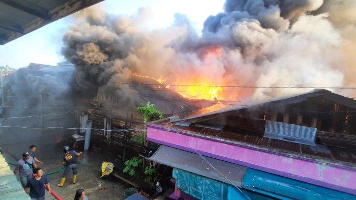KEBAKARAN PEMUKIMAN - Warga berusaha minta pertolongan pemadam dan berusaha mengevakuasi barang yang bisa diselamatkan saat kebakaran melanda pemukiman padat pemduduk jalan Dr Sutomo Blok B, RT 34 bisa diakses melalui Gang 8, maupun jalan S Parman Gang 2 Kecamatan Samarinda Ulu Kalimantan Timur, Sabtu(24/2/2024)