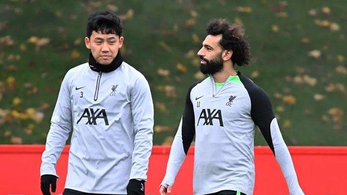 Wataru Endo dan Mohamed Salah di sesi latihan Liverpool, kedua pemain The Reds bakal absen di 2024 saat membela Timnas masing-masing