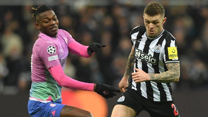 Winger AC Milan Rafael Leao duel dengan pemain Newcastle United di pertandingan Liga Champions, Kamis (14/12/2023) dini hari WIB. (Twitter/@NUFC)