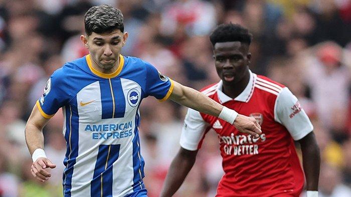 Winger Brighton, Julio Enciso saat melewati pemain Arsenal, Bukayo Saka pada pekan 36 Liga Inggris, di Stadion Emirates, Minggu (14/5/2023). (Twitter / @OfficialBHAFC)