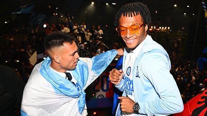 Winger Inter Milan, Juan Cuadrado saat merayakan Scudetto di Piazza Duomo, Minggu (28/4/2024).