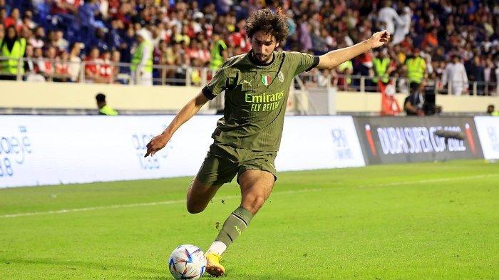 Pemain AC Milan Yacine Adli - Manajemen Rossoneri mempertimbangkan untuk tidak menyekolahkan pemainnya ke klub lain meski kekurangan menit bermain.