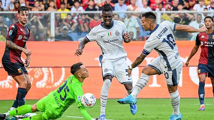 Aksi Yann Bisseck dan Lautaro Martinez pada pertandingan pembuka Liga Italia Serie A 2024/2025 antara Genoa vs Inter Milan di Stadion Luigi Ferraris, Sabtu (17/8/2024).