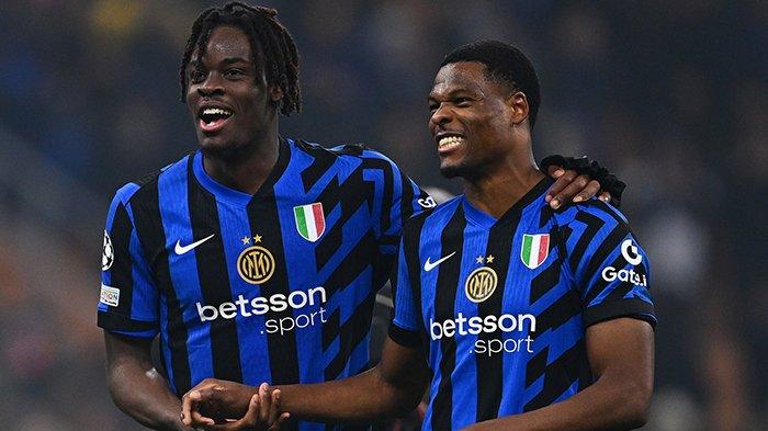 Selebrasi bek Inter Milan, Yann Bisseck dan Denzel Dumfries pada pertandingan Liga Champions.