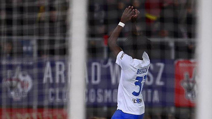 Selebrasi Yann Bisseck saat mencetak gol untuk Inter Milan dalam kemenangan melawan Bologna pada giornata 28 Liga Italia Serie A, di Stadion Renato dall'Ara, Minggu (10/3/2024). 