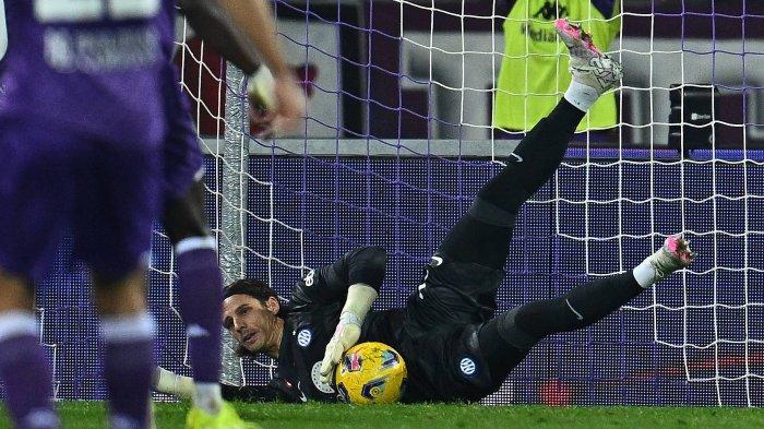 Yann Sommer menepis penalti pemain Fiorentina Nico Gonzalez dalam pertandingan Liga Italia, Senin (29/1/2024) dini hari WIB.
