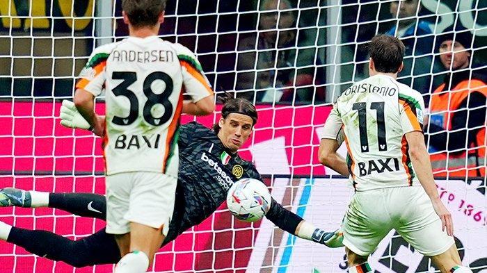 Aksi Yann Sommer menghalau upaya penyerang Venezia, Gaetano Oristanio di depan gawang Inter Milan pada pertandingan pekan 11 Liga Italia Serie A, di Stadion Giuseppe Meazza, Senin (4/11/2024).