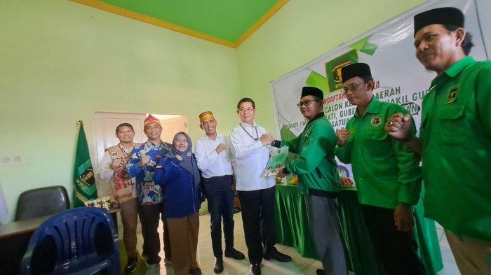 Bakal Calon Gubernur Kaltara, Yansen TP datang langsung menyerahkan formulir penjaringan calon kepala daerah di DPW PPP Kaltara. (Tribunkaltara.com)