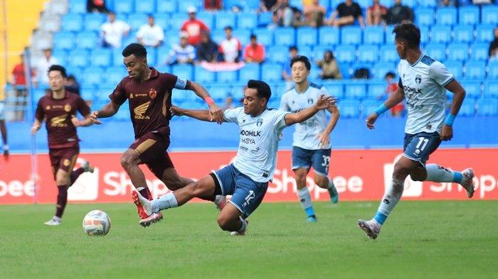 FOTO Kapten PSM Makssar Yakob Sayuri diganggu oleh pemain Persita Tangerang di Liga 1.