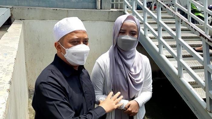 KONTROVERSI WIRDA MANSUR - Ustaz Yusuf Mansur ikut mengomentari polemik di media sosial yang menyebutkan Wirda Mansur berbohong terkait pendidikannya. Ustaz Yusuf Mansur dan Wirda Mansur di Trans TV, Mampang Prapatan, Jakarta Selatan, Senin (1/2/2021). Inilah daftar kontroversi Wirda Mansur, terbaru ditagih utang anggota komunitas Milenial Anti Bokek (MAB) dengan total kerugian mencapai Rp 9 miliar. (Wartakotalive.com/Arie Puji Waluyo)