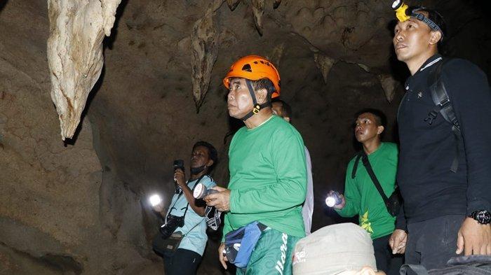 Gubernur Kalimantan Utara ( Kaltara ) DR (HC) H. Zainal A. Paliwang, M.Hum bersama perangkat daerah menuju objek wisata alam Goa Karst Batu Putih di Tanjung Palas Utara.
