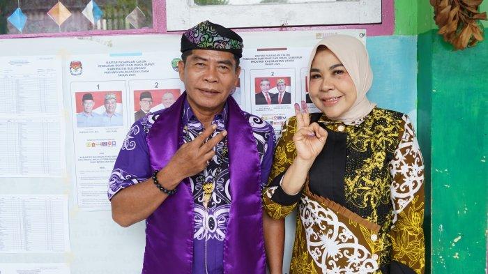 Gubernur Kaltara Zainal A Paliwang didampingi istri saat memberikan hak suaranya di TPS 19 di Jl Gelatik Tanjung Selor Hilir, Rabu (27/11/2024).