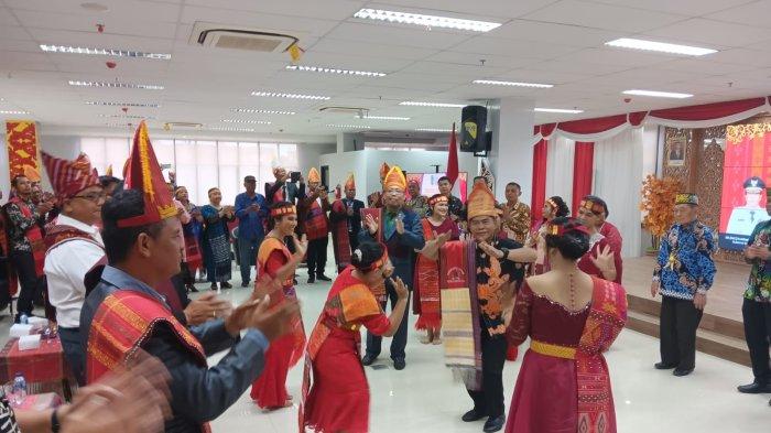 Gubernur Kaltara, Zainal A Paliwang terlihat asyik menari tarian tor-tor berasal dari Suku Batak saat menghadiri acara pelantikan Kerukunan Keluarga Batak Kaltara.