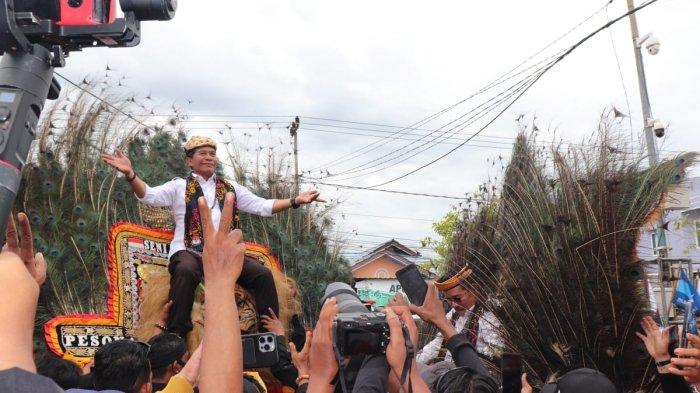 Zainal A Paliwang-Ingkong ikut menari bersama rombongan simpatisan dan pendukung saat mendaftar sebagai Bapaslon Pilkada 2024 di sekretariat KPU Kaltara, Kamis (29/8/2024)