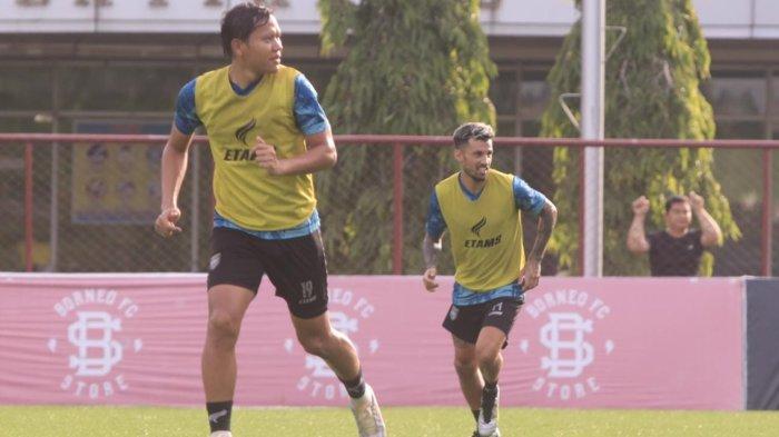 Adam Alis dan Stefano Lilipaly saat menjalani sesi latihan di Borneo FC Training Center Komplek Stadion Madya Sempaja.