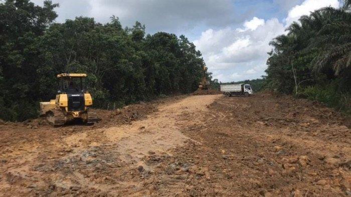 Akses jalan pendekat KIB yang tengah dikerjakan. Selain itu, jalan tersebut juga dapat menjadi alternatif pendukung distribusi logistik ke Ibu Kota Negara (IKN) Nusantara.