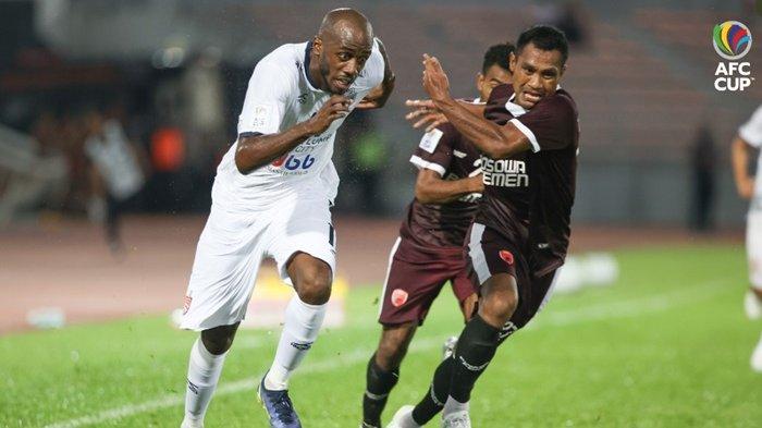 Aksi bek PSM Makassar, Safruddin Tahar (kanan) saat melawan Kuala Lumpur City FC di AFC Cup tadi malam. Safrudin Tahar merupakan pemain yang dua musim terakhir jadi andalan PSM Makassar di Liga 1, namun kini gabung Malut United jelang bursa transfer Liga 1 resmi dibuka.
