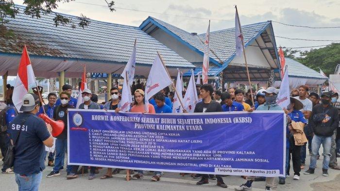 Aksi damai yang digelar para buruh yang tergabung dalam KSBSI di depan Kantor Gubernur Kaltara, Senin (14/08/2023).