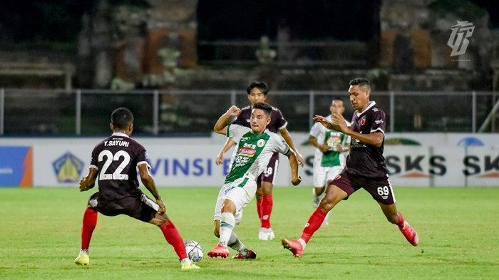 Aksi Delfin Rumbino (kanan) saat membela PSM Makassar di Liga 1