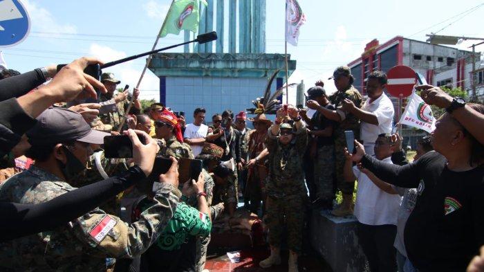 Proses penyembelihan babi oleh demonstran di Tugu KB Balikpapan, Rabu (2/8/2023). Usai melakukan aksi minum darah hewan, para demonstran melanjutkan aksinya ke Polda Kaltim sekaligus melaporkan Rocky Gerung.