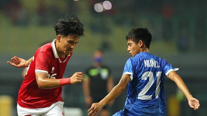 Aksi gelandang Timnas Indonesia, M Rafli Asrul (kiri) saat melawan Filipina di Piala AFF U-19 2022
