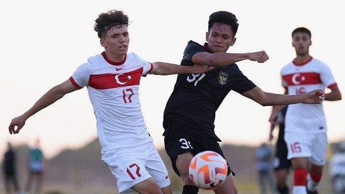 Aksi pemain Timnas Indonesia U-20 Dzaky Asraf saat lawan Turki. Skuat Timnas Indonesia U-20 dijadwalkan melawan Moldova dalam laga uji coba di Turki