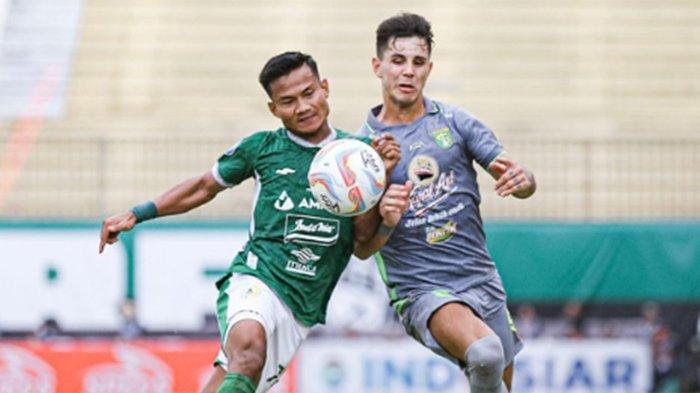 FOTO Aksi penyerang Persebaya Surabaya Bruno Moreira (putih) di sela laga kontra PSS Sleman di Liga 1. Dalam latihan perdana Persebaya Surabaya jelang Liga 1 itu, eks Persija Jakarta juga ikut mengadu nasib di Bajul Ijo, klub jagoan Bonek itu.