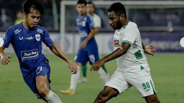 AKSI Penyerang PSS Sleman, Ricky Cawor (putih) saat lawan PSIS Semarang.  