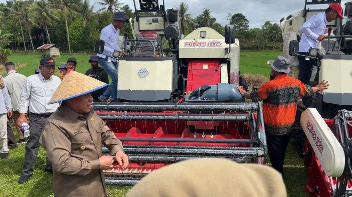 Gubernur Kaltim Isran Noor menyerahkan Alat Mesin Pertanian (Alsintan) secara simbolis kepada para petani di sembilan kecamatan di Kutai Kartanegara.