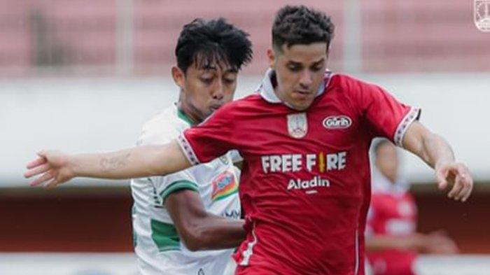 FOTO Alexis Messidoro (merah) saat bela Persis Solo di Liga 1.