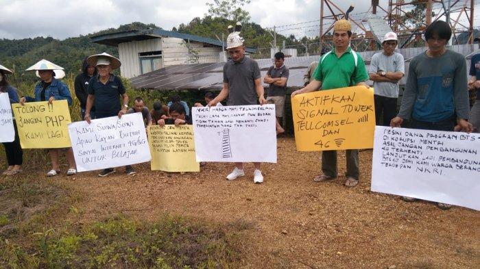 Aliansi Gerakan Pemuda Peduli Apau Kayan atau GPPAK gabungan 3 desa di Kecamatan Kayan Hulu berorasi di depan BTS menuntut janji penyediaan jaringan Telekomunikasi jelang HUT RI ke 78 di wilayah perbatasan RI-Malaysia di Kabupaten Malinau, Kalimantan Utara, Kamis (10/8/2023) sore.