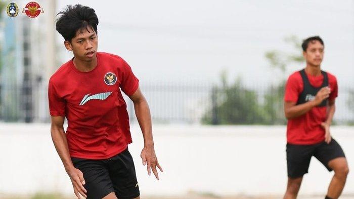 Rumor pemain PSM Makassar di Liga 1 Ananda Raehan gabung Bhayangkara FC terdengar usai COO Bhayangkara FC, Sumardji bilang akan menarik sejumlah pemain berstatus polisi untuk memperkuat Bhayangkara FC di Liga 2 musim depan.
