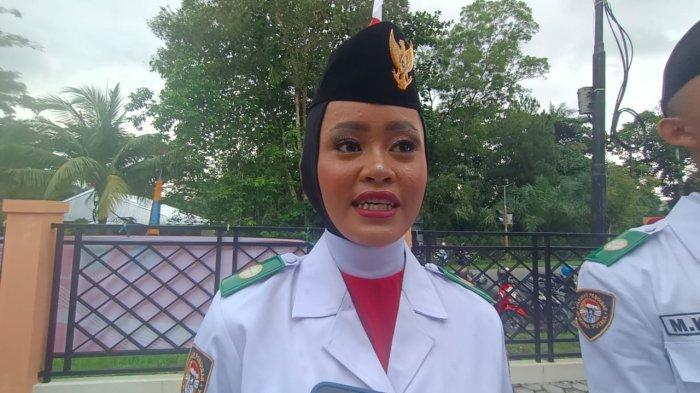 Ananda Saskia, siswi asal SMK Maritim Kota Tarakan bertugas sebagai pembawa baki Bendera Merah Putih, saat Upacara HUT ke-78 RI di Pemkot Tarakan, Kamis (17/8/2023)