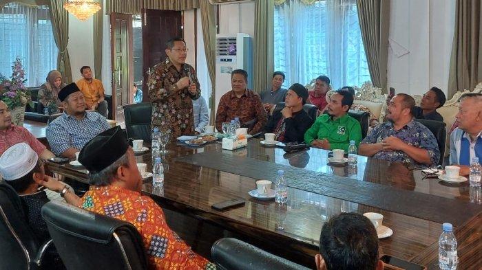 Ketua Umum PKN Anas Urbaningrum melakukan pertemuan dengan politisi Partai Golkar yang juga mantan aktivitas HMI saat ini menjabat Ketua DPRD Kabupaten Kutai Kartanegara (Kukar), Abdul Rasid.