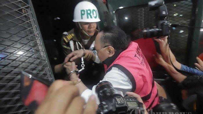 Tersangka Ismail Thomas berjalan menuju mobil tahanan di Gedung Bundar Jampidsus, Kejaksaan Agung, Jakarta Selatan, Selasa (15/8/2023). Kejaksaan Agung menetapkan anggota DPR RI Ismail Thomas sebagai tersangka dugaan korupsi penerbitan dokumen perjanjian pertambangan Sendawar Jaya.